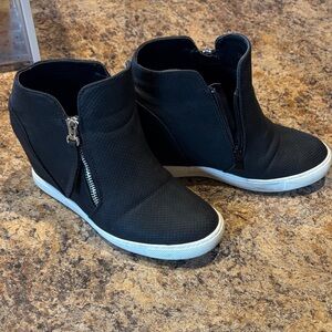 Stylish Black Wedge Sneakers AMS JANNA